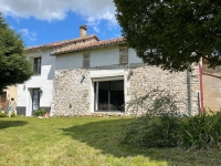 Jolie Maison 2 Chambres et Jardin Clos Et Belles Vues. Près de Civray