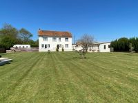 7 Chambres. Très Belle Maison de Village Avec Piscine Chauffée et Terrain En Bordure De La Charente