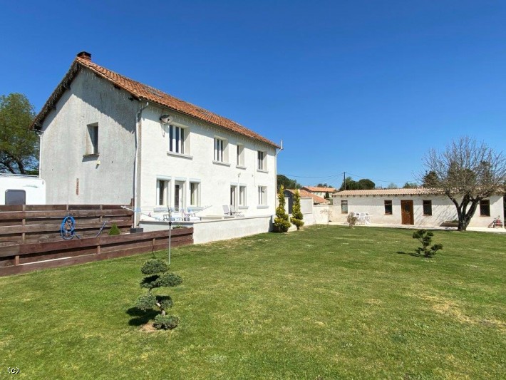 7 Chambres. Très Belle Maison de Village Avec Piscine Chauffée et Terrain En Bordure De La Charente