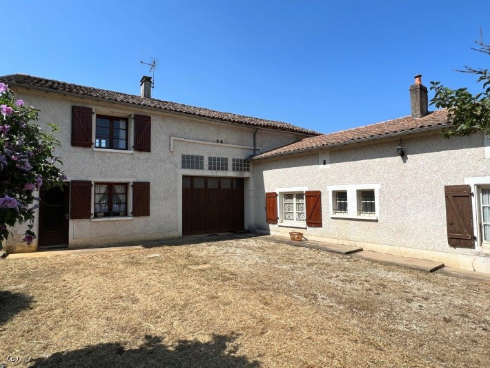 2 Old Houses with Several Outbuildings in Deux-Sèvres