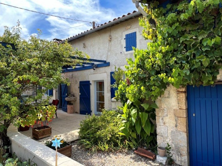 Magnifique Maison Charentaise avec un Agréable Petit Jardin