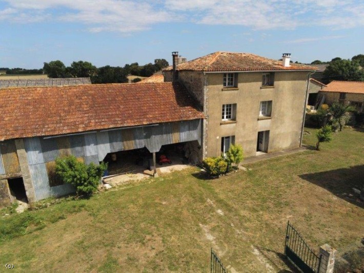 Maison Ancienne de 4 Chambres et de Belles Vues