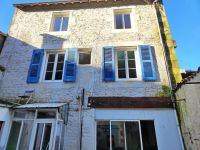 Grande Maison de Ville Avec Garage, Cour Et Grange. Terrain En Face En Bordure De La Charente