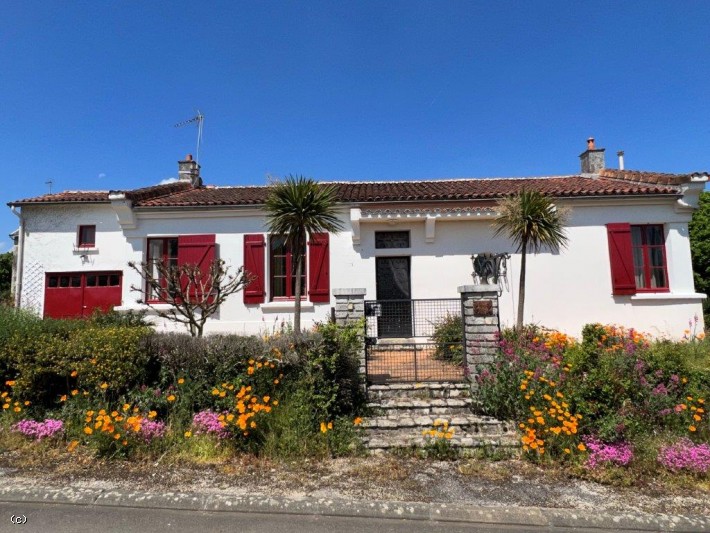 Maison De Village Entre Ruffec et Civray