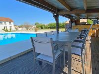 7 Chambres. Très Belle Maison de Village Avec Piscine Chauffée et Terrain En Bordure De La Charente