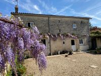 Belle maison en pierre avec jardin clos, piscine et trois chambres dans un beau village historique à