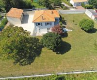 Beau Pavillon sur Sous-sol Dans le Centre d'Aigre Avec Grand Jardin. En Parfait Etat