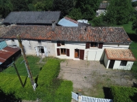Charmante Maison de Village de 2 Chambres avec Projet de Rénovation et Terrain Spacieux