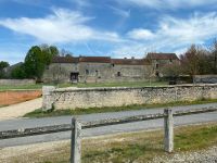 Jolie maison du village avec jardin privé et deux chambres, le tout au rez de chaussée.