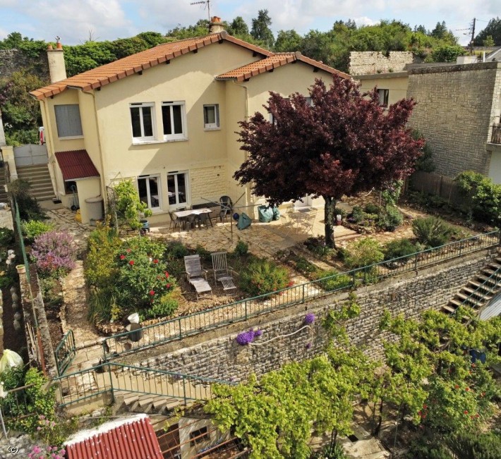 Maison Aux Portes de Ruffec Avec Des Vues Magnifiques. 4 Chambres et 2 Garages