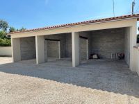 Beau Pavillon sur Sous-sol Dans le Centre d'Aigre Avec Grand Jardin. En Parfait Etat