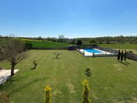 7 Chambres. Très Belle Maison de Village Avec Piscine Chauffée et Terrain En Bordure De La Charente