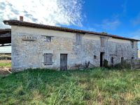 Maison à Terminer de Rénover avec Dépendances et Jardin Clos