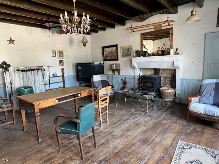 Old Coach House With Spacious Accommodation And  A Garden In A Heart Of A Village
