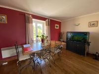 Belle maison en pierre avec jardin clos, piscine et trois chambres dans un beau village historique à