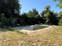 Maison Familiale avec 4 Chambres, Jardin, Piscine et Dépendances – Entre Ruffec et Villefagnan