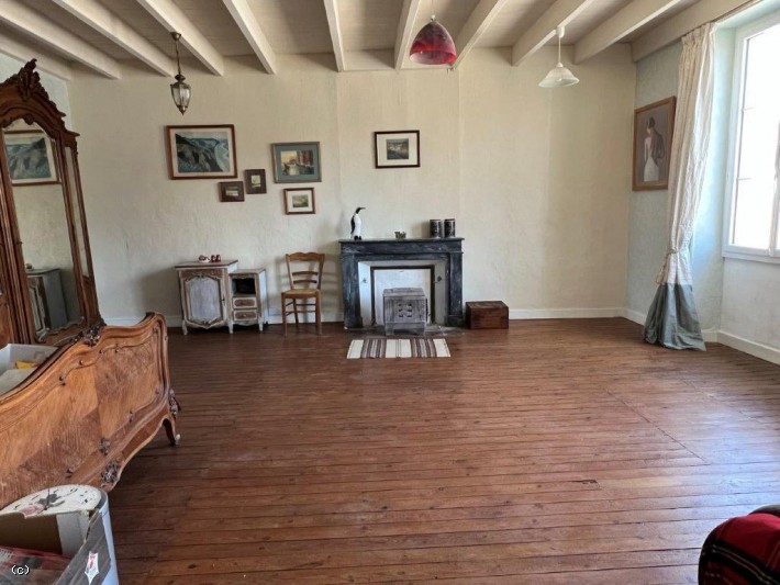 Old Coach House With Spacious Accommodation And  A Garden In A Heart Of A Village