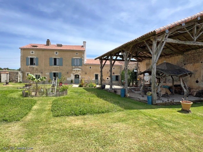 Gorgeous Farmhouse With Beautiful Living Space And Walled Garden