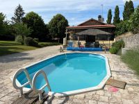 Maison Ancienne avec 2 Logements Indépendants et Piscine