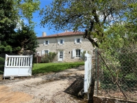 Belle Maison en Pierre de 4/5 Chambres, Double Garage et Beau Jardin