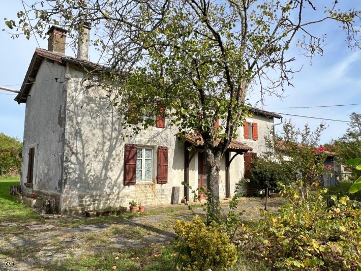 Maison 2 Chambres Avec Plusieurs Dépendances et Grand Terrain