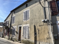 Centre-Ville de Ruffec : Maison à Rénover Avec 4 Chambres