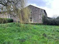 Belle Maison en Pierre avec Grand Jardin et Beaux Potentiels