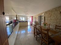Belle maison en pierre avec jardin clos, piscine et trois chambres dans un beau village historique à