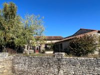 Belle Maison En Pierre Avec Jardin et Un Terrain de Loisirs En Bordure de la Charente