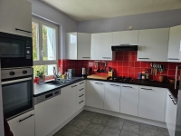 Bright Detached Bungalow With Beautiful Wooded Grounds