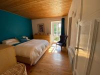 Belle maison en pierre avec jardin clos, piscine et trois chambres dans un beau village historique à