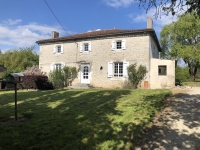 Belle Maison en Pierre de 4/5 Chambres, Double Garage et Beau Jardin