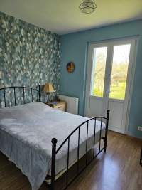 Bright Detached Bungalow With Beautiful Wooded Grounds