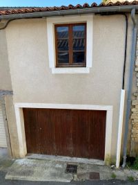 Garage With Floor : Centre Ville de Ruffec