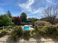 Belle maison en pierre avec jardin clos, piscine et trois chambres dans un beau village historique à