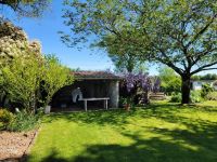 Jolie Maison 2 Chambres dans une Impasse, Proche Ruffec - Beaux Potentiels