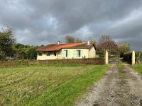 Nanteuil-En-Vallée. Pavillon à Rafraîchir avec Beau Jardin et Sous-Sol