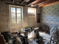Charmante Maison de Village de 2 Chambres avec Projet de Rénovation et Terrain Spacieux