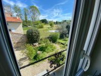 Belle maison en pierre avec jardin clos, piscine et trois chambres dans un beau village historique à