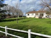 Pavillon de Plain-Pied avec Garage et Beau Jardin