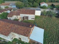 Maison à Terminer de Rénover avec Dépendances et Jardin Clos