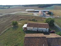 Maison à Terminer de Rénover avec Dépendances et Jardin Clos