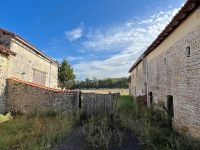 Maison à Terminer de Rénover avec Dépendances et Jardin Clos