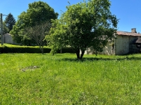 Charmante Maison de Village de 2 Chambres avec Projet de Rénovation et Terrain Spacieux