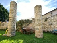 Dans Fouqueure : Belle Maison Ancienne Avec Jardin  Clos De Murs