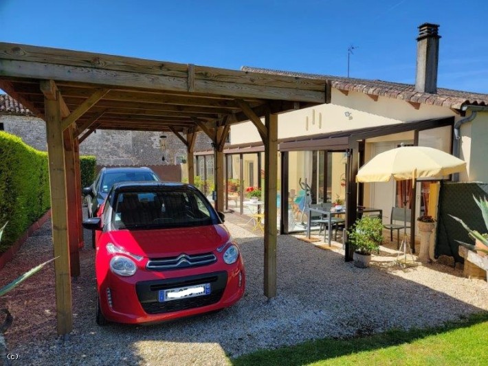 Pretty 2 Bedroom House in a Dead End, Near Ruffec - Nice Potentials