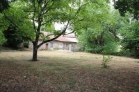 Village house with two dwellings, outbuildings, vaulted cellar