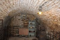 Village house with two dwellings, outbuildings, vaulted cellar