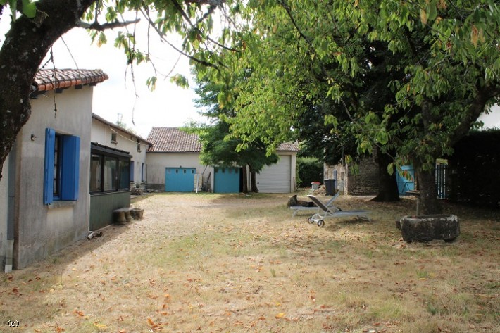 Village house with two dwellings, outbuildings, vaulted cellar