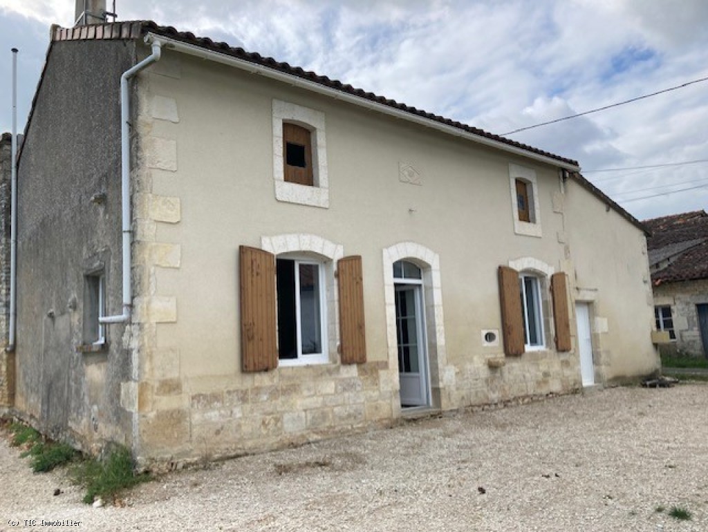 Jolie Maison en Pierre, proche de Ruffec